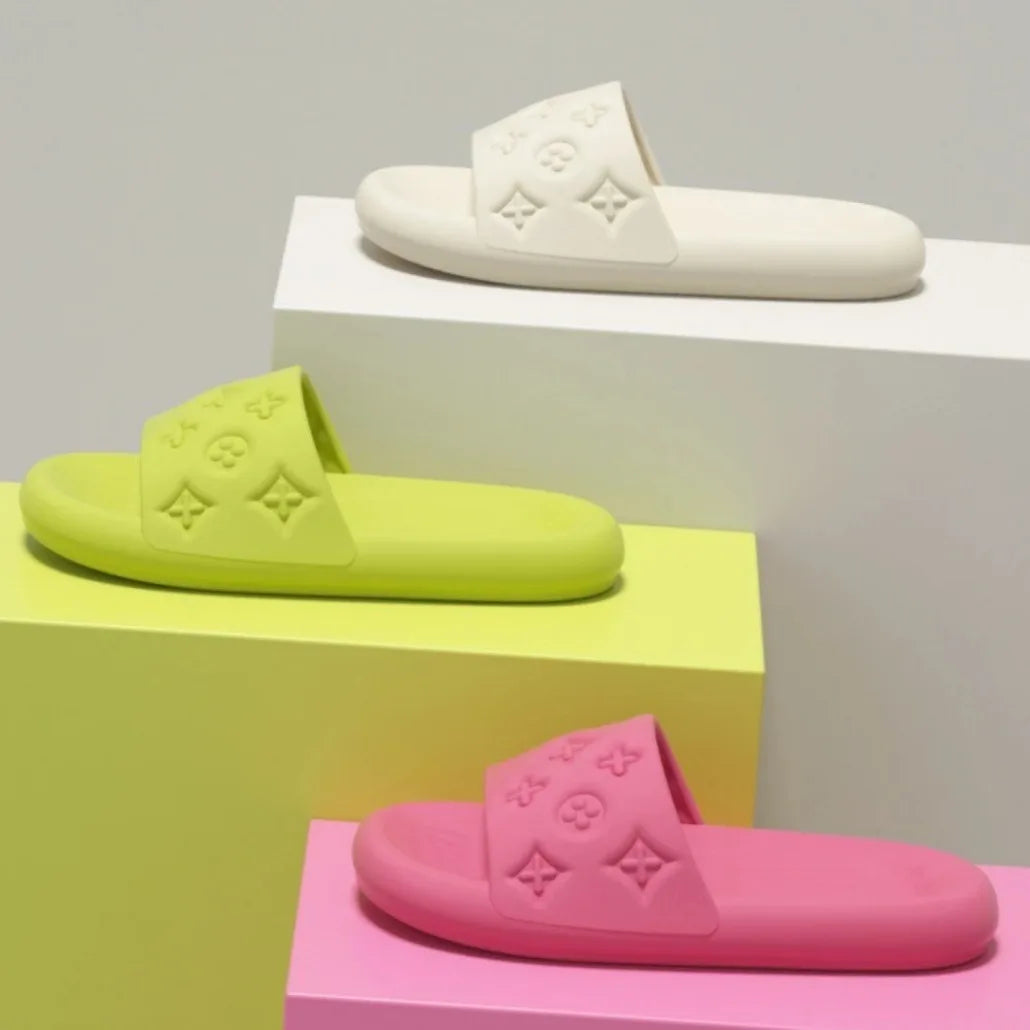High end fashion cool slippers for women in summer, with a sense of stepping on poop, thick bottom bathroom EVA slippers